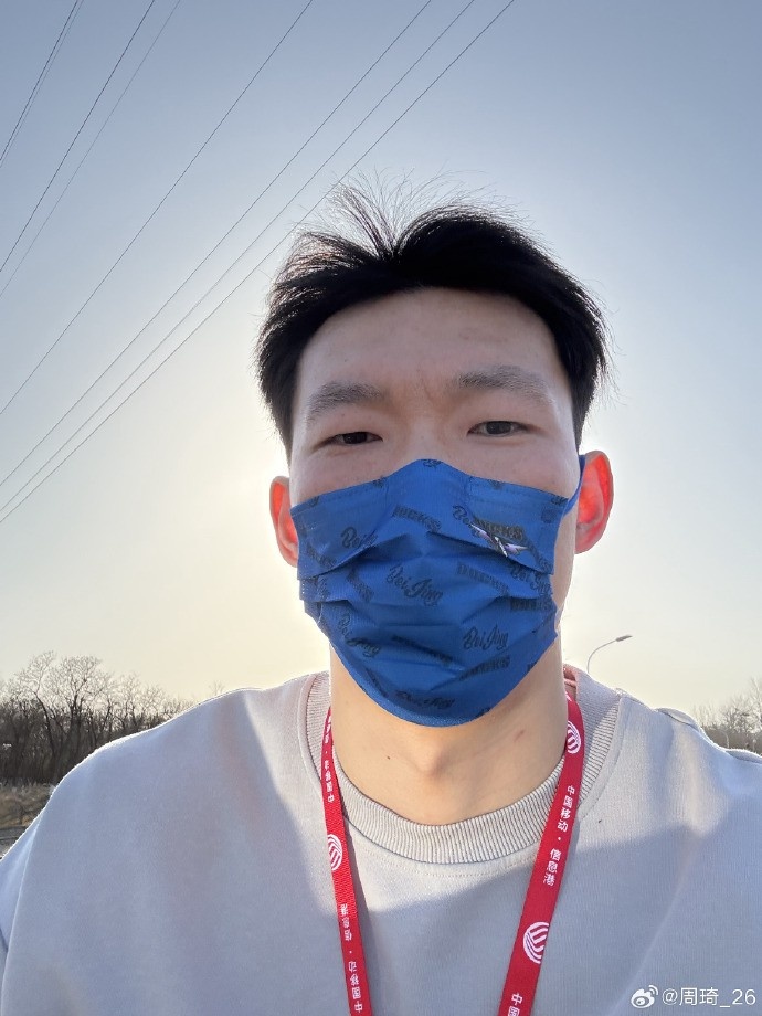 悠閑！周琦騎京牌電動車出行：太陽出來了 開京牌兜兜風！